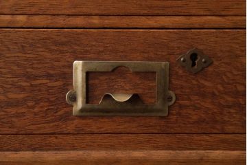 昭和レトロ家具　ナラ材　ネームプレート付き卓上サイズの小引き出し(小物収納)(R-037170)