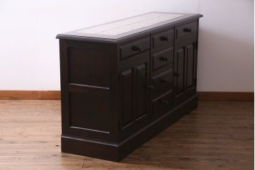 中古　北海道民芸家具　リメイク　天然御影石　淡いピンクのタイルトップがお洒落なサイドボード(カウンター、収納棚)(R-037172)