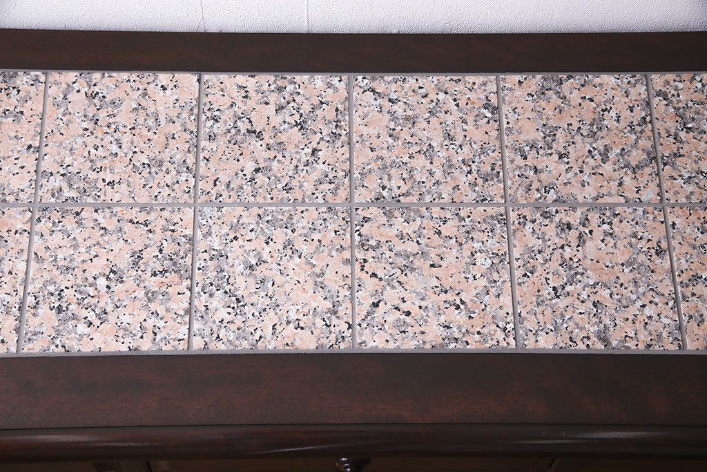 中古　北海道民芸家具　リメイク　天然御影石　淡いピンクのタイルトップがお洒落なサイドボード(カウンター、収納棚)(R-037172)