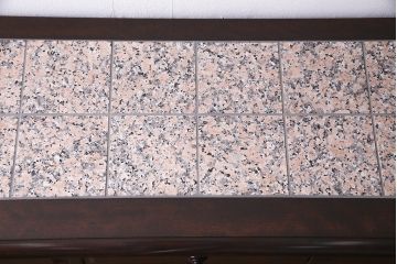 中古　北海道民芸家具　リメイク　天然御影石　淡いピンクのタイルトップがお洒落なサイドボード(カウンター、収納棚)(R-037172)