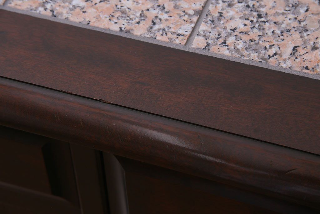 中古　北海道民芸家具　リメイク　天然御影石　淡いピンクのタイルトップがお洒落なサイドボード(カウンター、収納棚)(R-037172)