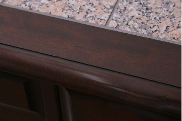 中古　北海道民芸家具　リメイク　天然御影石　淡いピンクのタイルトップがお洒落なサイドボード(カウンター、収納棚)(R-037172)