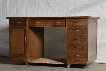 レトロ家具　昭和中期　素朴な風合いが魅力の大振りな両袖デスク(机、在宅ワーク、在宅用作業台、ワークデスク)(R-037176)