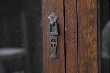 和製アンティーク　上手物!!　大正期から昭和初期　ナラ材　大正浪漫が薫る変わりデザインの食器棚　(R-037183)