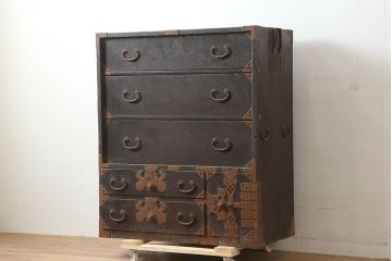アンティーク家具　古民具・骨董　飾り金具が素敵な一本物の衣装箪笥(タンス)(R-037184)