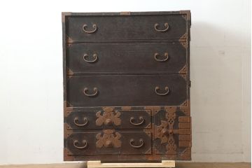 アンティーク家具　古民具・骨董　飾り金具が素敵な一本物の衣装箪笥(タンス)(R-037184)