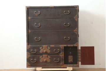 アンティーク家具　古民具・骨董　飾り金具が素敵な一本物の衣装箪笥(タンス)(R-037184)