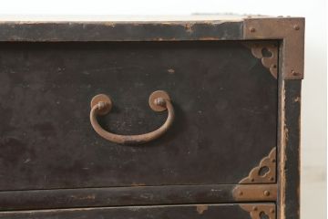 アンティーク家具　古民具・骨董　飾り金具が素敵な一本物の衣装箪笥(タンス)(R-037184)