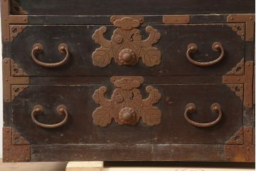 アンティーク家具　古民具・骨董　飾り金具が素敵な一本物の衣装箪笥(タンス)(R-037184)