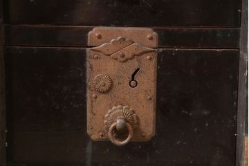 アンティーク家具　古民具・骨董　飾り金具が素敵な一本物の衣装箪笥(タンス)(R-037184)