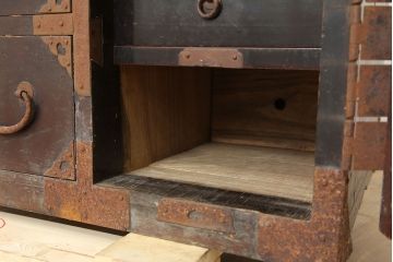 アンティーク家具　古民具・骨董　飾り金具が素敵な一本物の衣装箪笥(タンス)(R-037184)