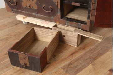 アンティーク家具　古民具・骨董　飾り金具が素敵な一本物の衣装箪笥(タンス)(R-037184)