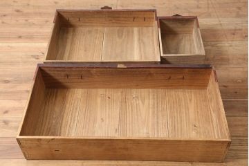 アンティーク家具　古民具・骨董　飾り金具が素敵な一本物の衣装箪笥(タンス)(R-037184)