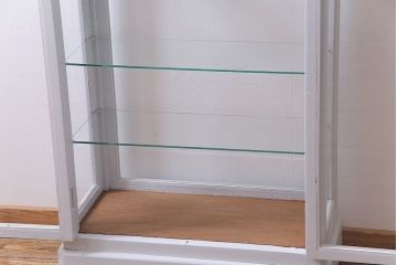 アンティーク家具　ペイント家具　フレンチグレーが可愛らしいガラスケース(ショーケース、陳列棚、飾り棚)