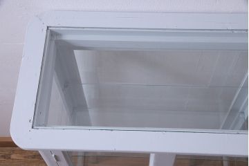 アンティーク家具　ペイント家具　フレンチグレーが可愛らしいガラスケース(ショーケース、陳列棚、飾り棚)