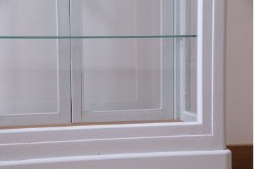 アンティーク家具　ペイント家具　フレンチグレーが可愛らしいガラスケース(ショーケース、陳列棚、飾り棚)