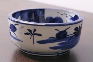 アンティーク雑貨　明治期　牡丹と山水図　ベロ藍　4.5寸鉢(皿、和食器)(R-037200)