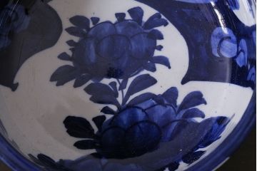 アンティーク雑貨　明治期　牡丹と山水図　ベロ藍　4.5寸鉢(皿、和食器)(R-037200)
