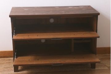 アンティーク家具　明治大正期　箪笥リメイク　ヒノキ材　フラップダウン扉が便利な脚付きテレビ台(ローボード、テレビボード、収納棚)(R-037204)