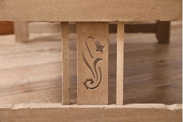 アンティーク家具　昭和初期　ストリップド(剥離)　ナラ材　花の透かし彫りが可憐な雰囲気の文机(ローテーブル)(R-037206)