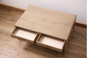アンティーク家具　昭和初期　ストリップド(剥離)　ナラ材　花の透かし彫りが可憐な雰囲気の文机(ローテーブル)(R-037206)