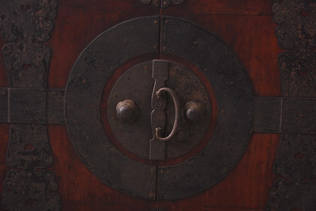 アンティーク家具　ヒノキ材　観音開き扉　趣たっぷりの衣装箪笥(ローボード、ローチェスト、引き出し)(R-037210)