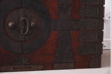 アンティーク家具　ヒノキ材　観音開き扉　趣たっぷりの衣装箪笥(ローボード、ローチェスト、引き出し)(R-037210)