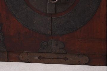 アンティーク家具　ヒノキ材　観音開き扉　趣たっぷりの衣装箪笥(ローボード、ローチェスト、引き出し)(R-037210)