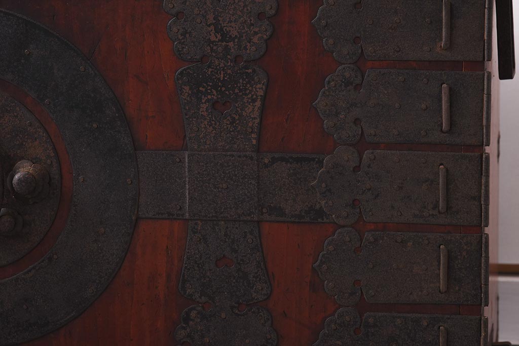 アンティーク家具　ヒノキ材　観音開き扉　趣たっぷりの衣装箪笥(ローボード、ローチェスト、引き出し)(R-037210)