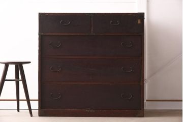 アンティーク家具　細身の引手がすっきりとした印象を与える衣装箪笥(引き出し)(R-037211)