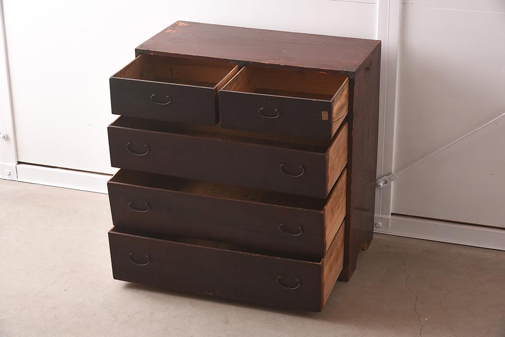 アンティーク家具　細身の引手がすっきりとした印象を与える衣装箪笥(引き出し)(R-037211)