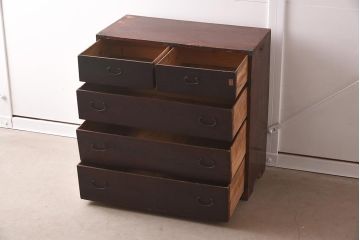 アンティーク家具　細身の引手がすっきりとした印象を与える衣装箪笥(引き出し)(R-037211)