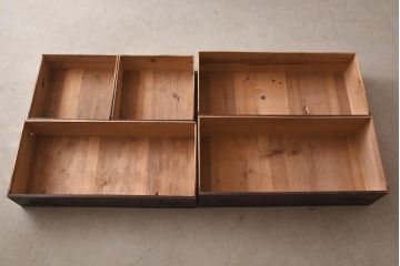 アンティーク家具　細身の引手がすっきりとした印象を与える衣装箪笥(引き出し)(R-037211)