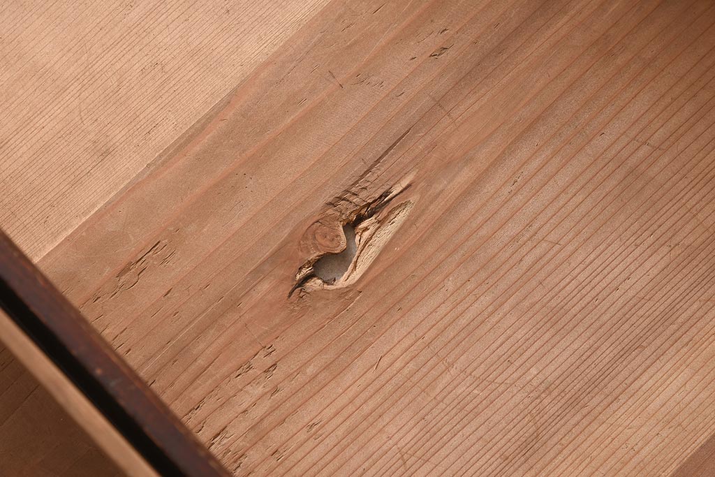 アンティーク家具　細身の引手がすっきりとした印象を与える衣装箪笥(引き出し)(R-037211)