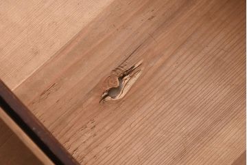 アンティーク家具　細身の引手がすっきりとした印象を与える衣装箪笥(引き出し)(R-037211)