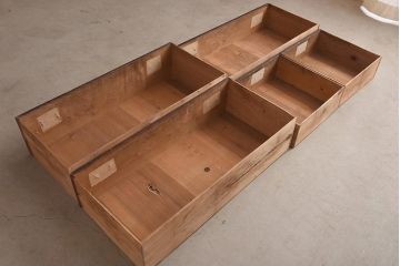 アンティーク家具　細身の引手がすっきりとした印象を与える衣装箪笥(引き出し)(R-037211)