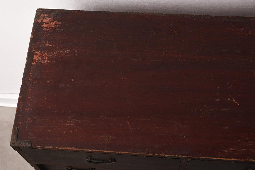 アンティーク家具　細身の引手がすっきりとした印象を与える衣装箪笥(引き出し)(R-037211)