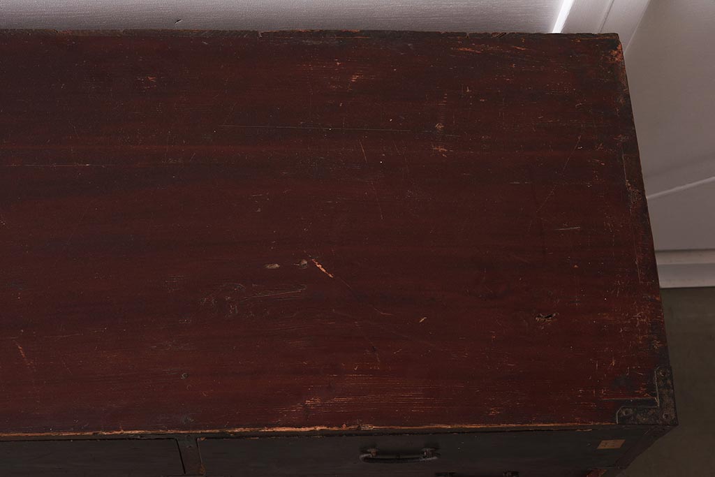 アンティーク家具　細身の引手がすっきりとした印象を与える衣装箪笥(引き出し)(R-037211)