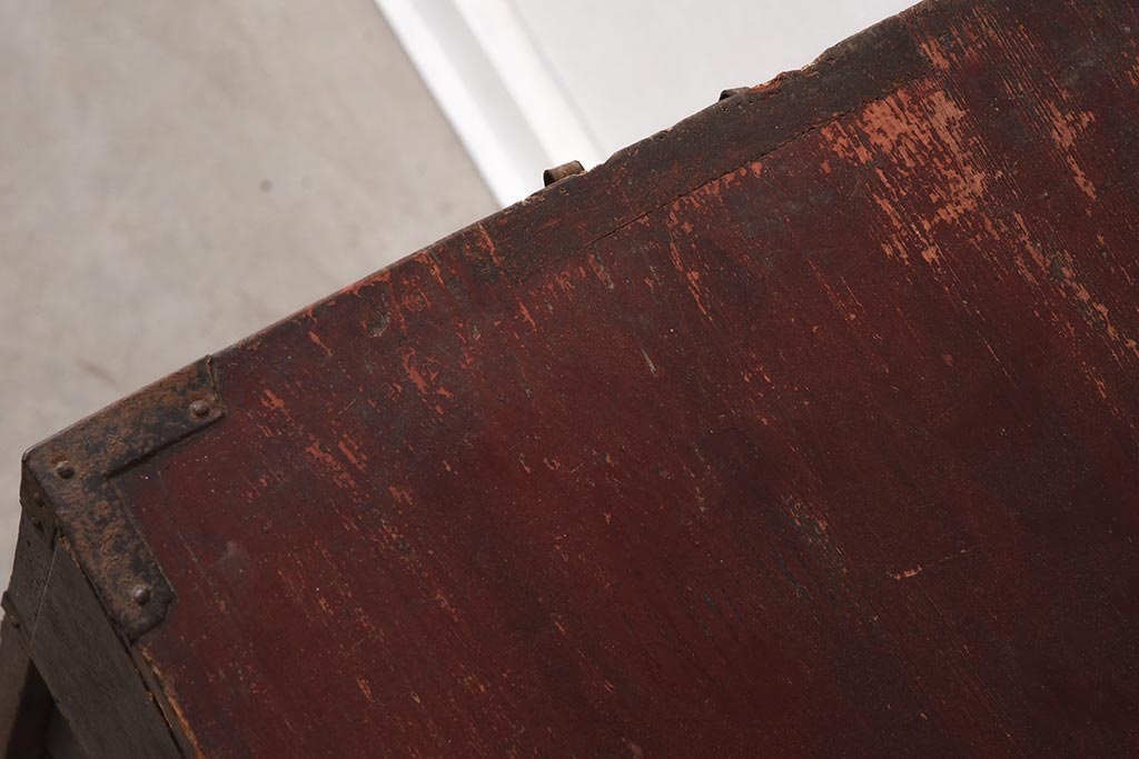 アンティーク家具　細身の引手がすっきりとした印象を与える衣装箪笥(引き出し)(R-037211)