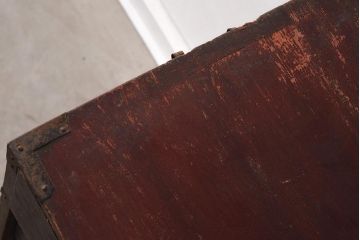 アンティーク家具　細身の引手がすっきりとした印象を与える衣装箪笥(引き出し)(R-037211)