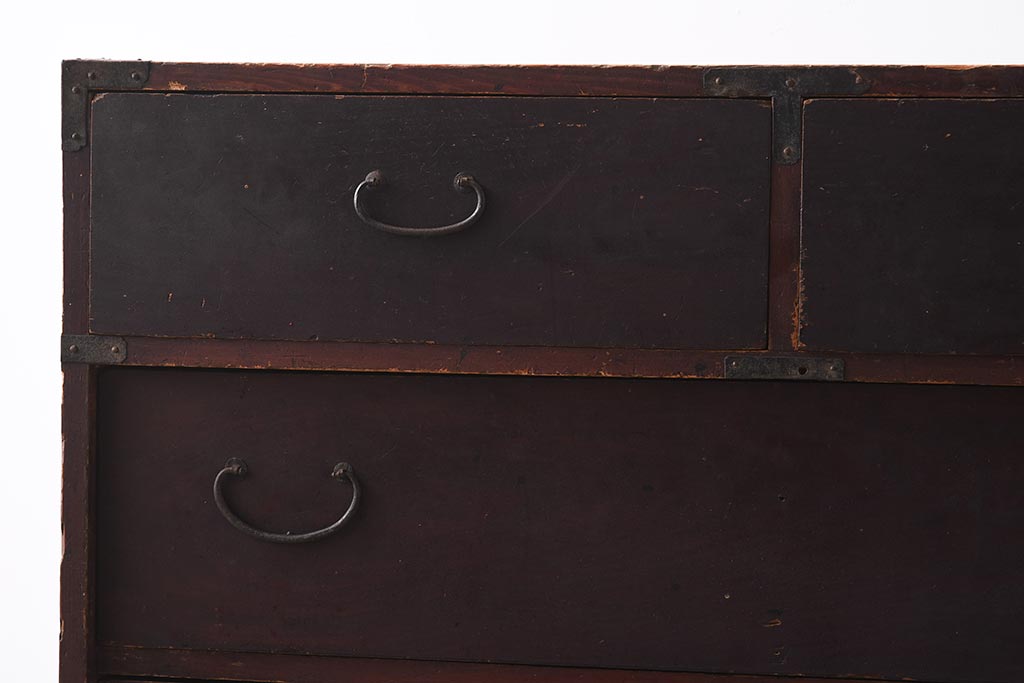 アンティーク家具　細身の引手がすっきりとした印象を与える衣装箪笥(引き出し)(R-037211)