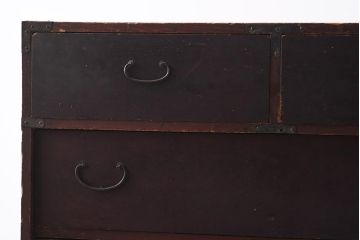 アンティーク家具　細身の引手がすっきりとした印象を与える衣装箪笥(引き出し)(R-037211)