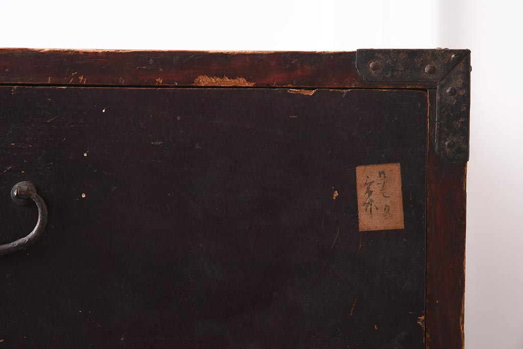 アンティーク家具　細身の引手がすっきりとした印象を与える衣装箪笥(引き出し)(R-037211)