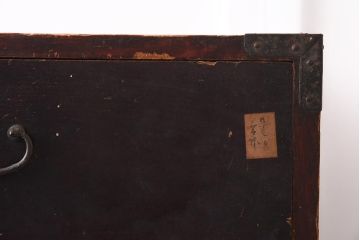 アンティーク家具　細身の引手がすっきりとした印象を与える衣装箪笥(引き出し)(R-037211)