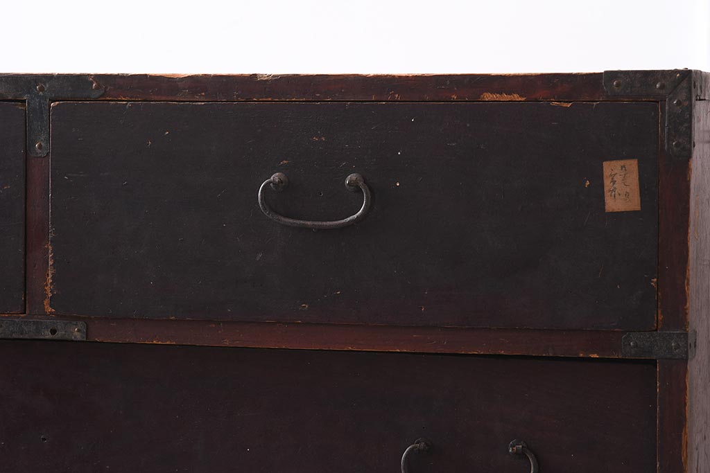 アンティーク家具　細身の引手がすっきりとした印象を与える衣装箪笥(引き出し)(R-037211)