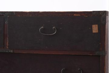 アンティーク家具　細身の引手がすっきりとした印象を与える衣装箪笥(引き出し)(R-037211)