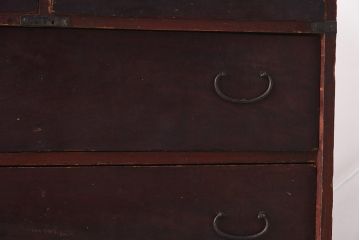 アンティーク家具　細身の引手がすっきりとした印象を与える衣装箪笥(引き出し)(R-037211)