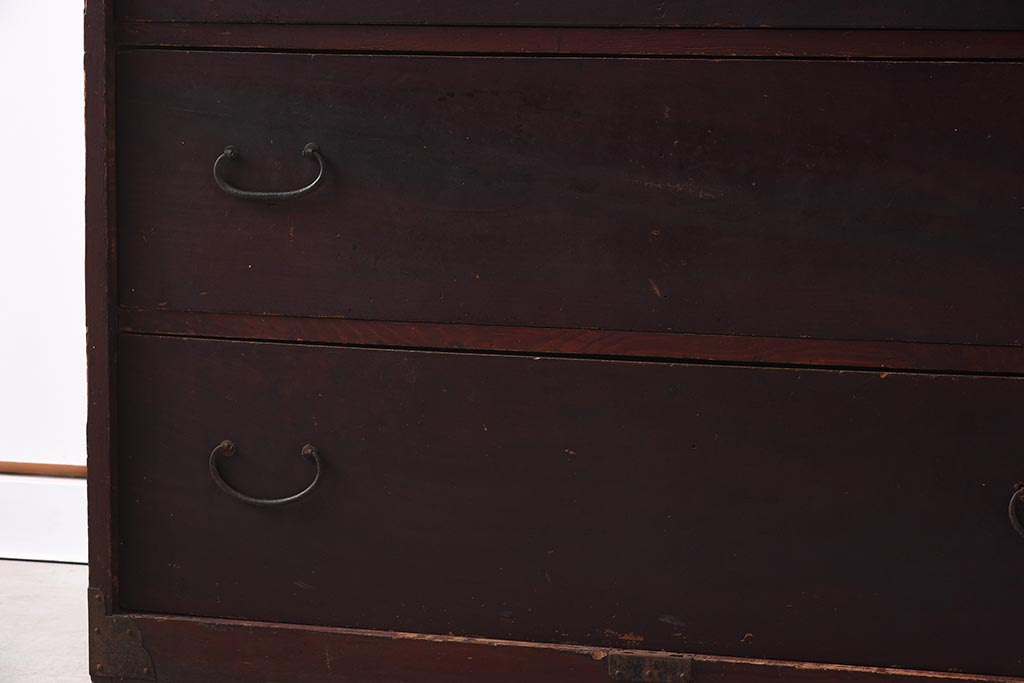 アンティーク家具　細身の引手がすっきりとした印象を与える衣装箪笥(引き出し)(R-037211)