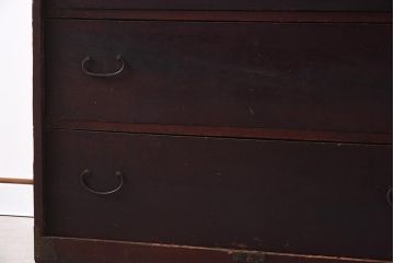 アンティーク家具　細身の引手がすっきりとした印象を与える衣装箪笥(引き出し)(R-037211)