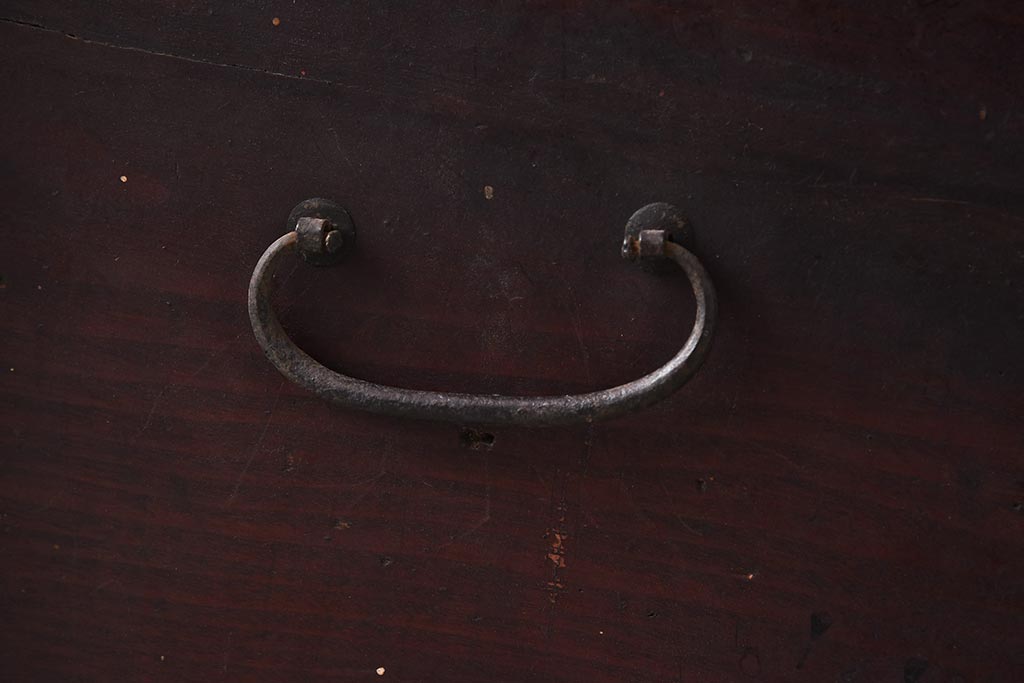 アンティーク家具　細身の引手がすっきりとした印象を与える衣装箪笥(引き出し)(R-037211)